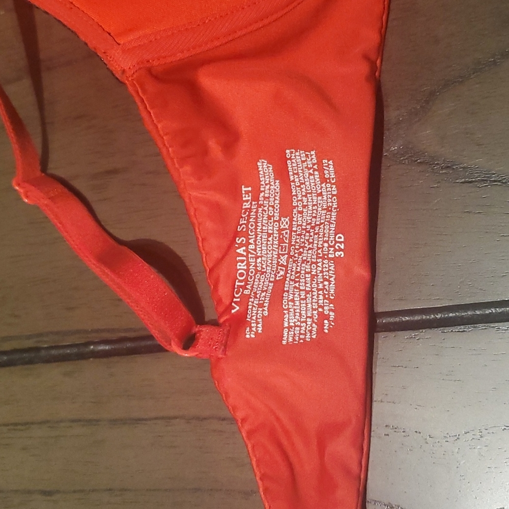 Victoria's Secret Wireless Push-Up Bra w/ Lace Details, Red, 32D - Picture 6 of 9